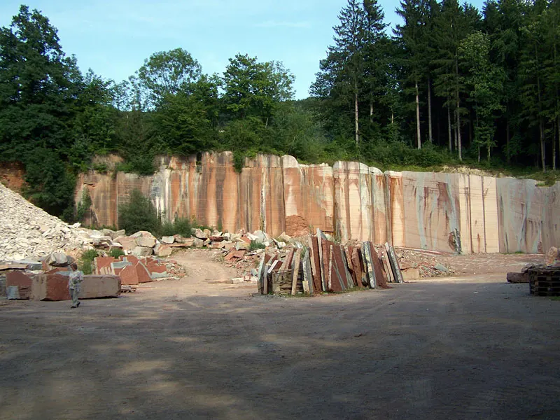 Steinbruch mit rot-weißen Wänden