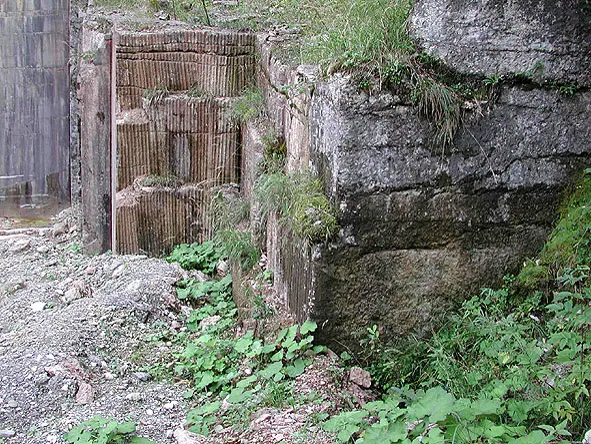 Historischer Abbau im Wald