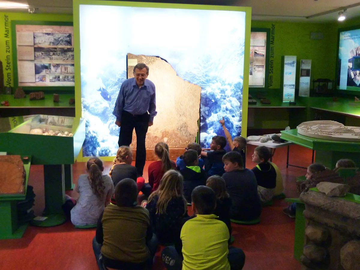 Schulklasse bei einer Führung im Marmormuseum